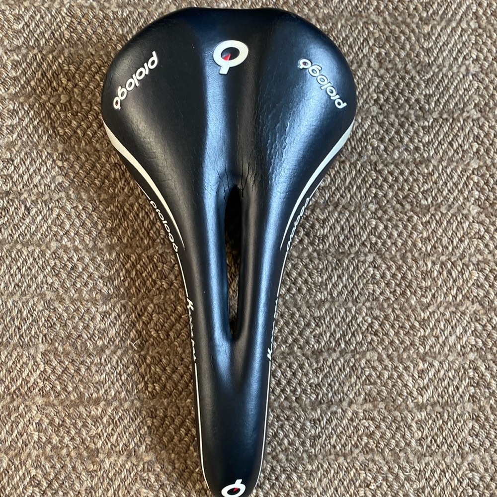 Road bike saddle